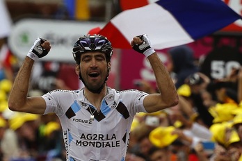 Riblon celebra la victoria en la cima del Alpe d´Huez. (Jeff PACHOUD/AFP)