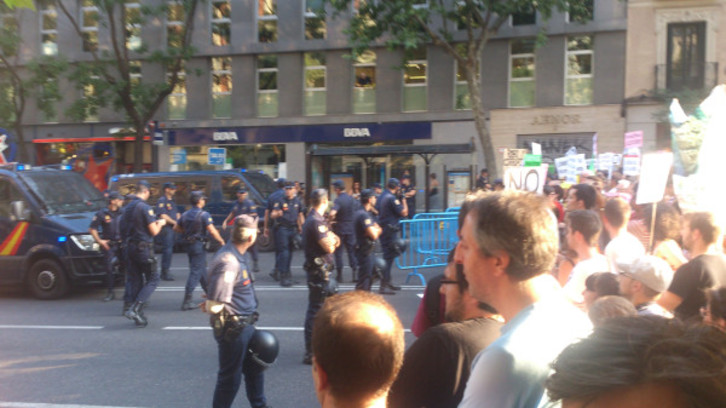 La Policía ha cortado el paso a los manifestantes en la Calle Génova. (Alberto PRADILLA)