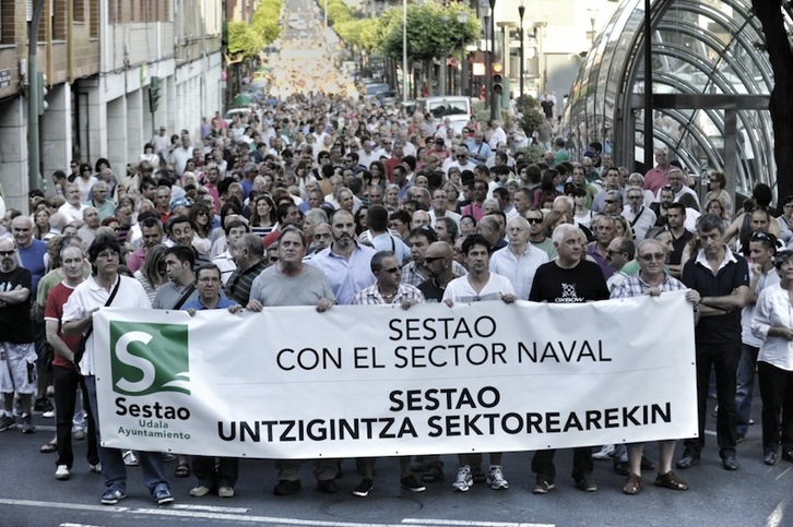 Una multitudinaria marcha ha recorrido las calles de Sestao para mostrar su apoyo al sector naval. (ARGAZKI PRESS)