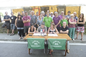 Itxas Aurre elkarteko kideak, gaurko agerraldian. (Jon URBE/ARGAZKI PRESS)