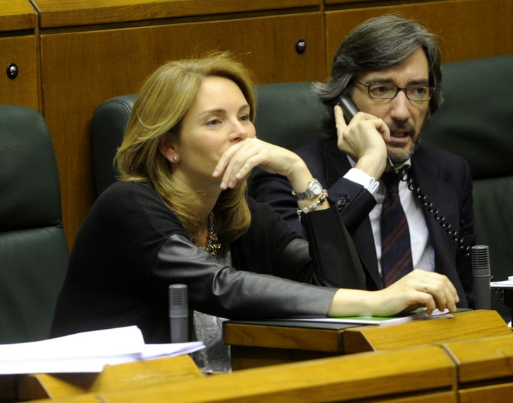 Quiroja y Oyarzabal en el Parlamento de Gasteiz. (Juanan RUIZ / ARGAZKI PRESS)