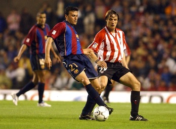 Luis Enrique, con la camiseta del Barça, en un partido disputado en San Mamés en 2002. (Luis JAUREGIALTZO/ARGAZKI PRESS)
