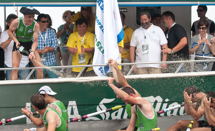 Hondarribia garaipena ospatzen. (Gorka RUBIO / ARGAZKI PRESS)