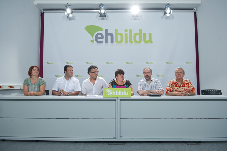 Los parlamentarios de Amaiur en la rueda de prensa que han ofrecido en la sede de EH Bildu. (Jon URBE / ARGAZKI PRESS)