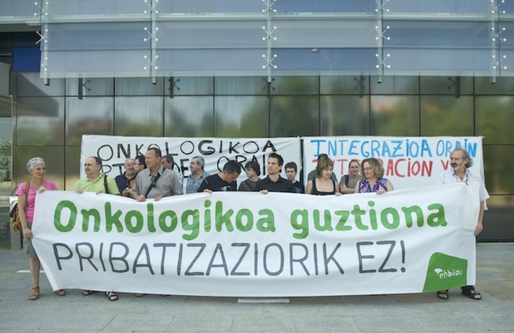 Concentración de EH Bildu a las puertas de Onkologikoa (Jon URBE / ARGAZKI PRESS)