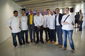 Responsables del ciclo y algunos de los cocineros que tomarán parte en el mismo (Juan Carlos RUIZ / ARGAZKI PRESS)