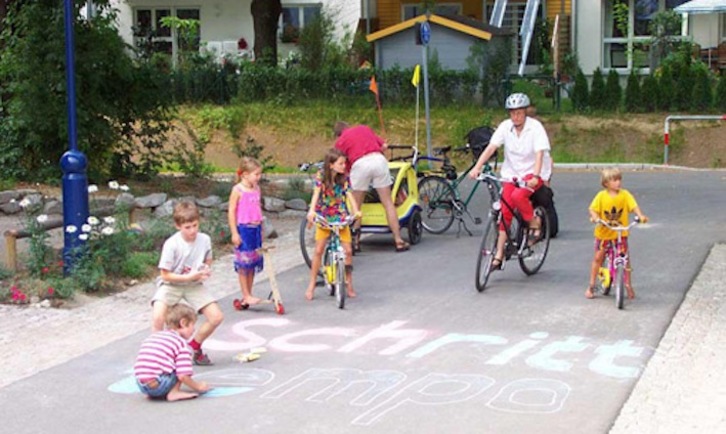 Unos niños juegan en la calle en el barrio de Vauban, en Freiburg (Alemania).