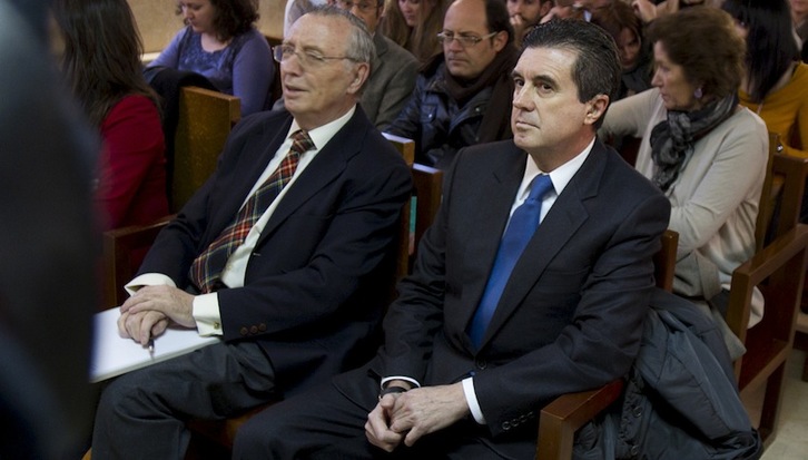 Jaume Matas, a la derecha, durante el juicio en la Audiencia de Palma, en 2012. (Jaime REINA/AFP)