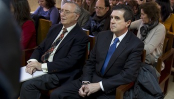 Jaume Matas, a la derecha, durante el juicio en la Audiencia de Palma, en 2012. (Jaime REINA/AFP) 