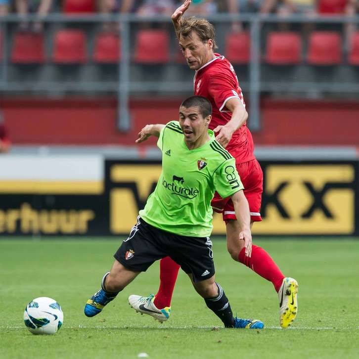 El rojillo Silva cae durante un lance del partido (Ronald BONESTROO / AFP)