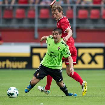 El rojillo Silva cae durante un lance del partido (Ronald BONESTROO / AFP)