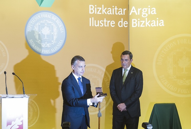 Urkullu, con la medalla que le ha entregado José Luis Bilbao. (Luis JAUREGIALTZO/ARGAZKI PRESS)