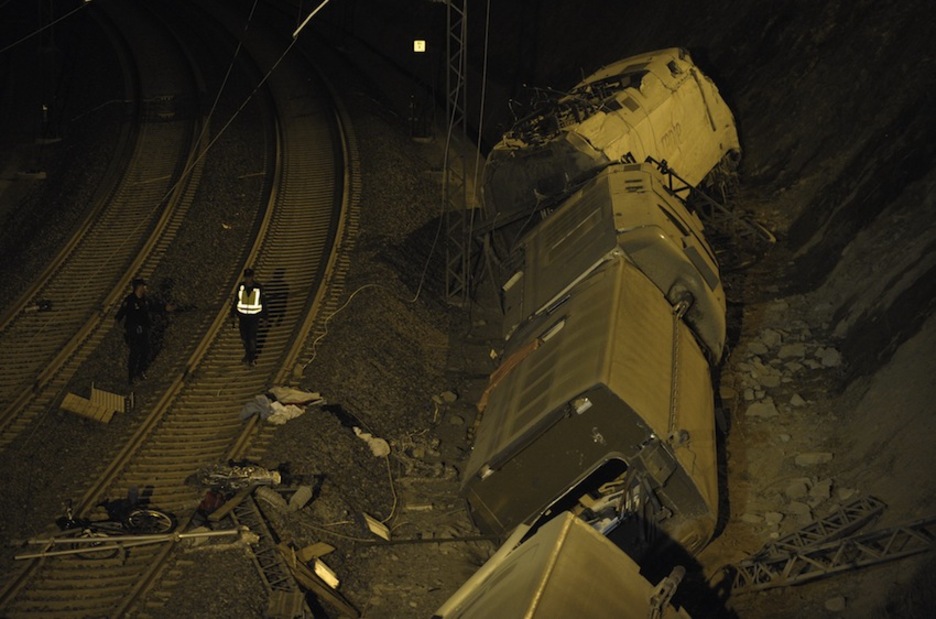 Algunos de los vagones del convoy se han incendiado. (Miguel RIOPA/AFP) Algunos de los vagones del convoy se han incendiado. (Miguel RIOPA/AFP)
