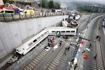 El tren ha descarrilado en la parroquia de Angrois, cerca de Santiago. (Oscar CORRAL/AFP)