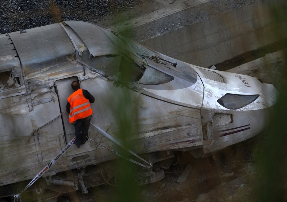 Un miembro de los equipos de rescate mira dentro de la locomotora. (Miguel RIOPA/AFP) Un miembro de los equipos de rescate mira dentro de la locomotora. (Miguel RIOPA/AFP)