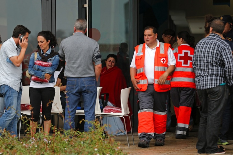 Familiares de los accidentados se han congregado en el edificio Cersia de Santiago. (César MANSO/AFP) Familiares de los accidentados se han congregado en el edificio Cersia de Santiago. (César MANSO/AFP)
