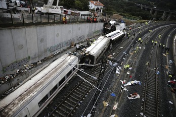Imágenes del convoy siniestrado. (Emilio LAVANDEIRA/AFP)