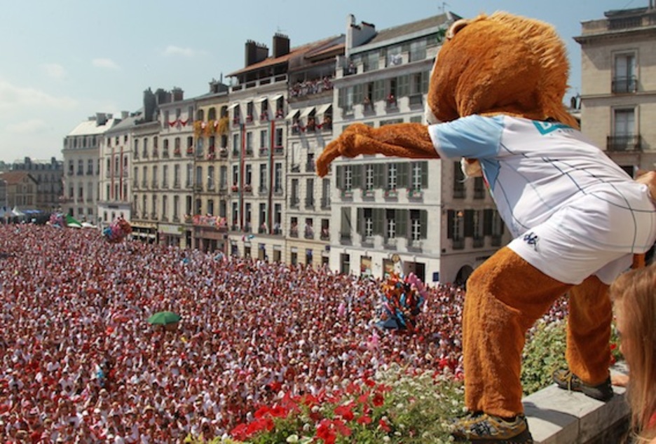 Leon erregearen iratzartzeak milaka haur bildu ditu Herriko Etxearen aurrean. (Bob EDME) Leon erregearen iratzartzeak milaka haur bildu ditu Herriko Etxearen aurrean. (Bob EDME)