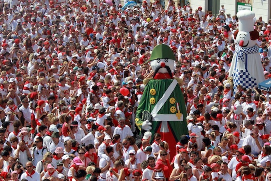 Leon erregearen gorteko kideak, haur artean. (Bob EDME) Leon erregearen gorteko kideak, haur artean. (Bob EDME)
