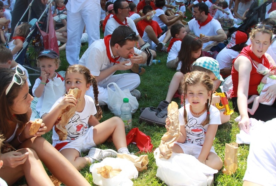 Haurrek ere piknika egin dute. (Bob EDME) Haurrek ere piknika egin dute. (Bob EDME)