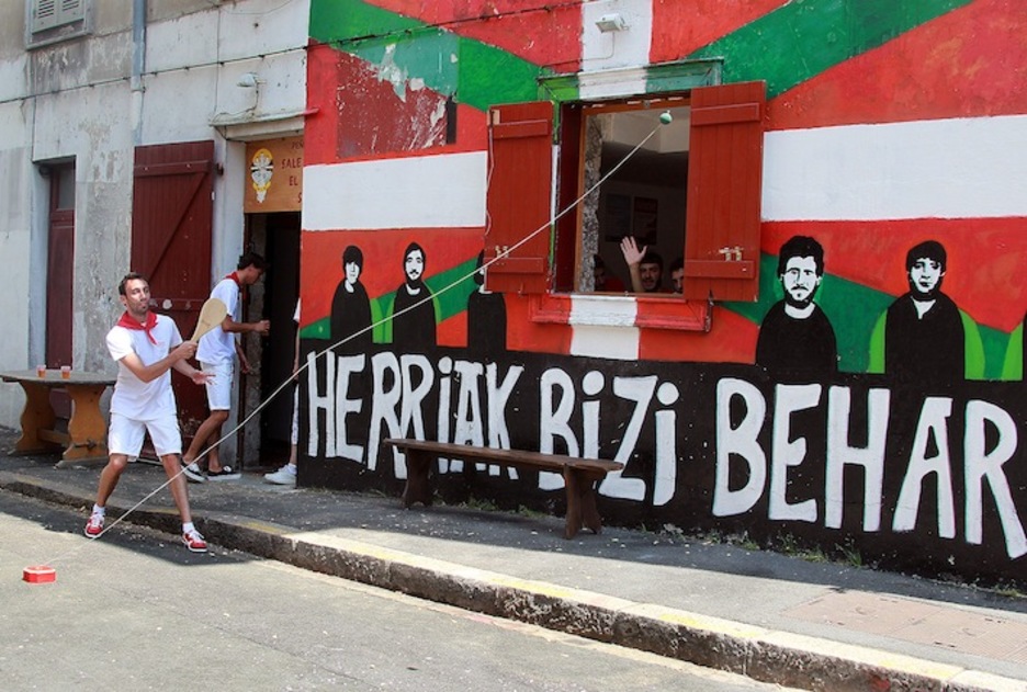 Badmintonen aritzeko tartea hartu du gazte honek. (Bob EDME) Badmintonen aritzeko tartea hartu du gazte honek. (Bob EDME)