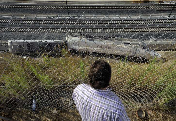 Un vagón del tren en el lugar en el que se produjo el accidente. (Miguel RIOPA / AFP)