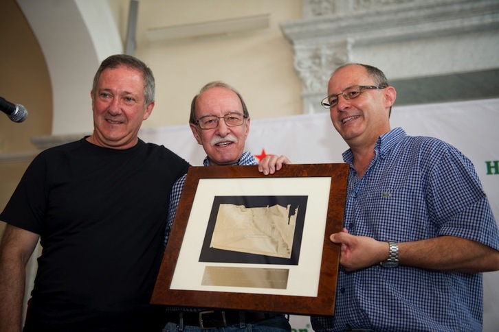 Julio Cifuentes, erdian, Miguel Martin Jazzaldiko zuzendari eta Juan Karlos Izagirre Donostiako alkatearekin. (Juan Carlos RUIZ/ARGAZKI PRESS)