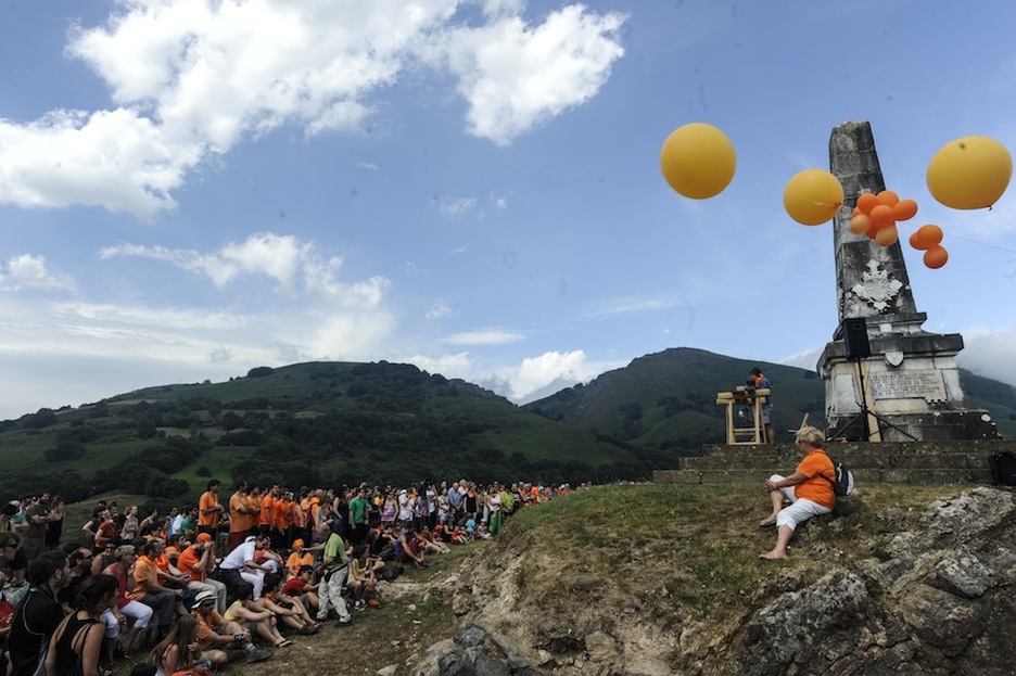 Gaztelua zegoen tokian irudikatu dute harresia. (Jagoba MANTEROLA/ARGAZKI PRESS)