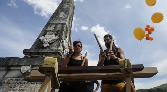 Txalapartariak monolitoaren aurrean. (Jagoba MANTEROLA/ARGAZKI PRESS)