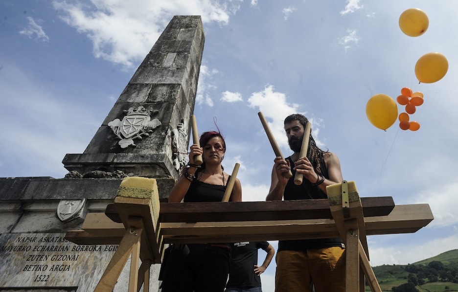 Txalapartariak monolitoaren aurrean. (Jagoba MANTEROLA/ARGAZKI PRESS)