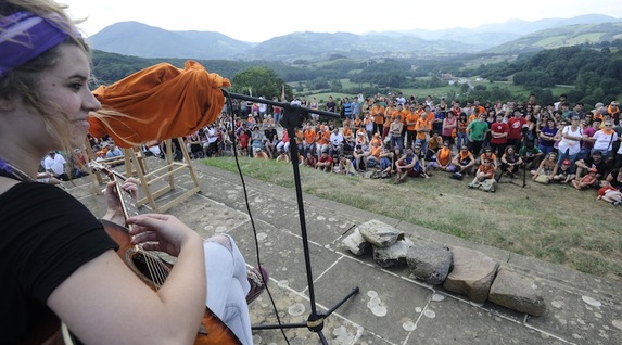 Kantu batekin amaitu da ekitaldia. (Jagoba MANTEROLA/ARGAZKI PRESS)