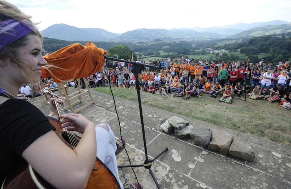 Kantu batekin amaitu da ekitaldia. (Jagoba MANTEROLA/ARGAZKI PRESS)