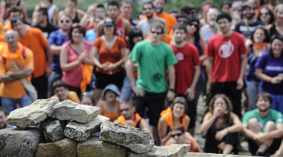 Amaiurren eraiki duten harresi sinbolikoa. (Jagoba MANTEROLA/ARGAZKI PRESS)