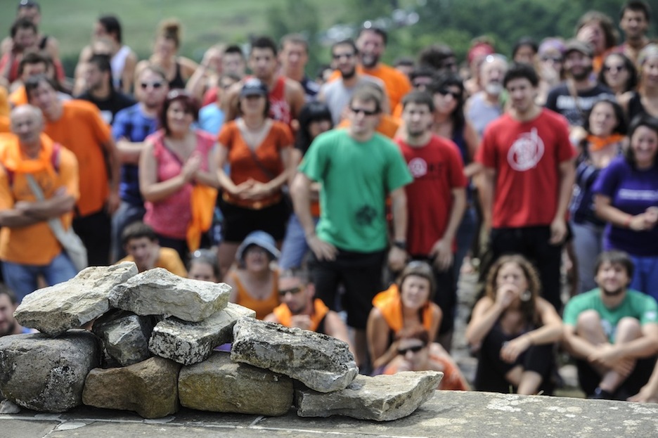 Amaiurren eraiki duten harresi sinbolikoa. (Jagoba MANTEROLA/ARGAZKI PRESS)