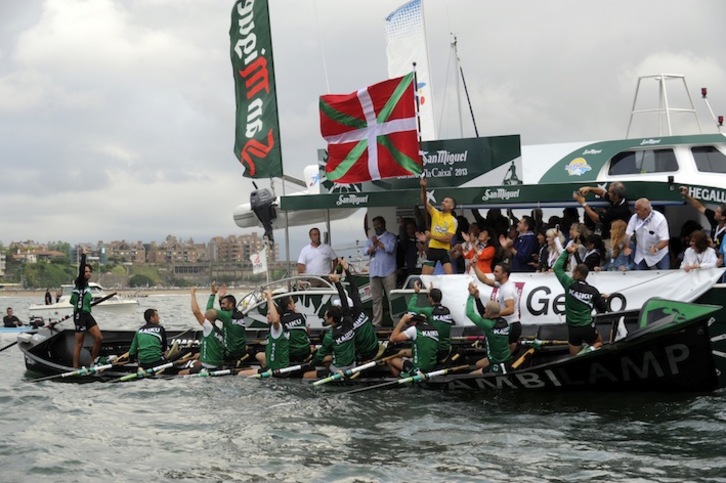 Kaikuko patroia, irabazitako ikurriñarekin. (Marisol RAMIREZ/ARGAZKI PRESS)