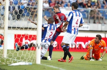 Un momento del encuentro entre el Heerenveen y Osasuna. (OSASUNA.ES) 