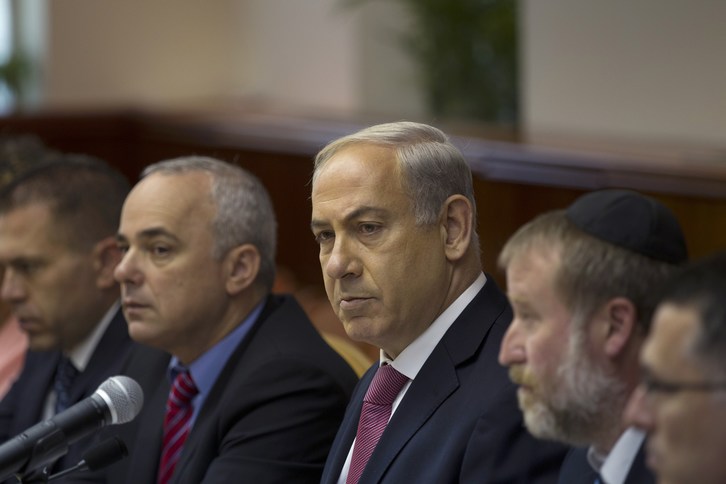 Netanyahu durante la reunión del Gobierno. (Ronen ZVULUN / AFP)
