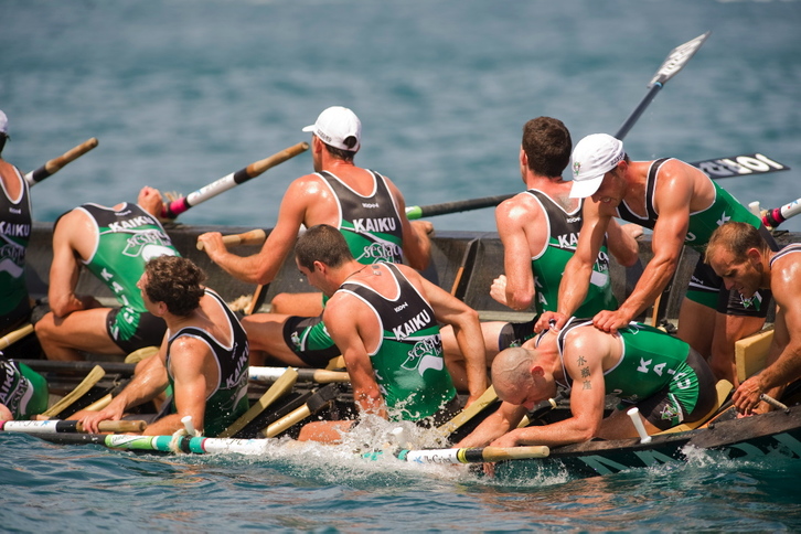 Kaikuko arrraunlariak estropada bukatu ondoren. (Juan Carlos RUIZ / ARGAZKI PRESS)
