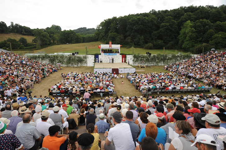 Milaka lagun batu dira pastorala ikusteko. (Gaizka IROZ)