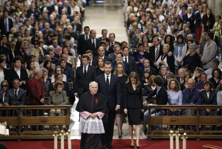 Representantes institucionales del Estado, a su llegada a la catedral de Santiago de Compostela. (LAVANDEIRA JR/AFP PHOTO)