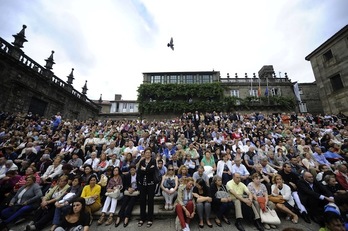 Representantes institucionales del Estado, a su llegada a la catedral de Santiago de Compostela. (LAVANDEIRA JR/AFP PHOTO)
