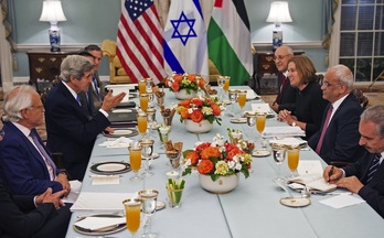 Representantes israelíes y palestinos han compartido mesa en Washington durante una cena encabezada por la diplomacia estadounidense. (Paul J. RICHARDS/AFP)