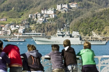 Un buque de guerra de la Armada española en la bahía de La Concha. (Juan Carlos RUIZ/ARGAZKI PRESS)