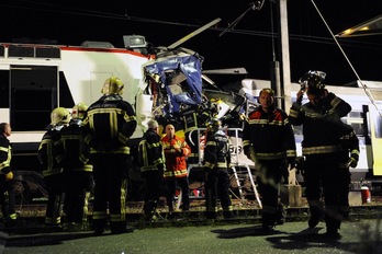Servicios de emergencias, anoche en el lugar del accidente. (Alain GROSCLAUDE/AFP)
