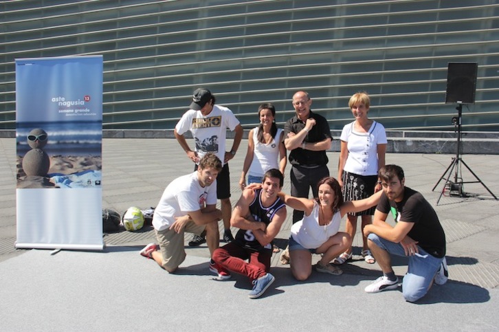 Los participantes en la presentación posan en la terraza del Kursaal (DONOSTIA KULTURA)