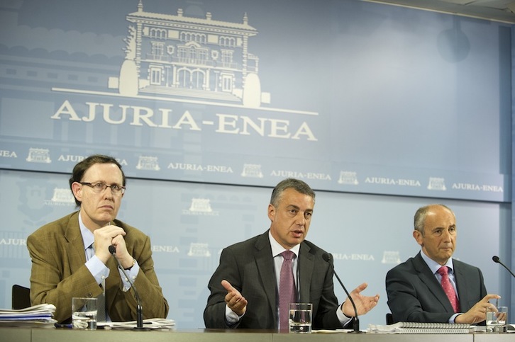 Ricardo Gatzagaetxebarria, Iñigo Urkullu y Josu Erkoreka han dado a conocer el plan de redimensionamiento. (Juanan RUIZ/ARGAZKI PRESS)