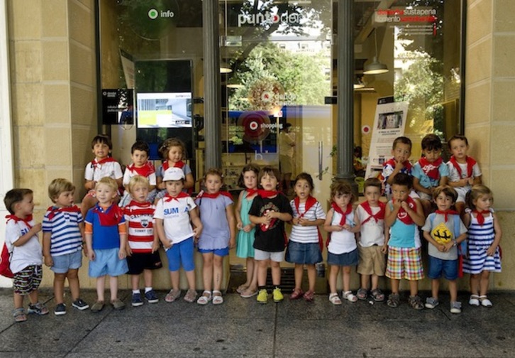 Los niños y niñas de Summer udalekuak, durante la presentación de la jornada solidaria. (Idoia ZABALETA/ARGAZKI PRESS)