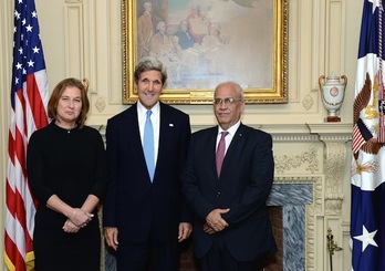 John Kerry, flanqueado por Tzipi Livni y Saeb Erekat. (AFP PHOTO)