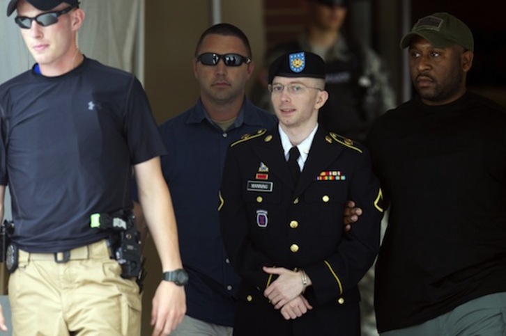 Manning abandona el tribunal tras escuchar el veredicto. (Saul LOEB/AFP PHOTO)