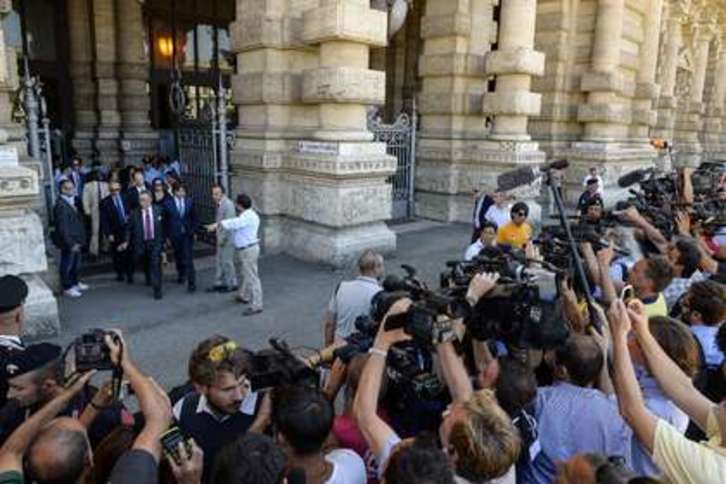 Numerosos medios se agolpan frente al Tribunal Supremo italiano. (Andreas SOLARO/AFP)